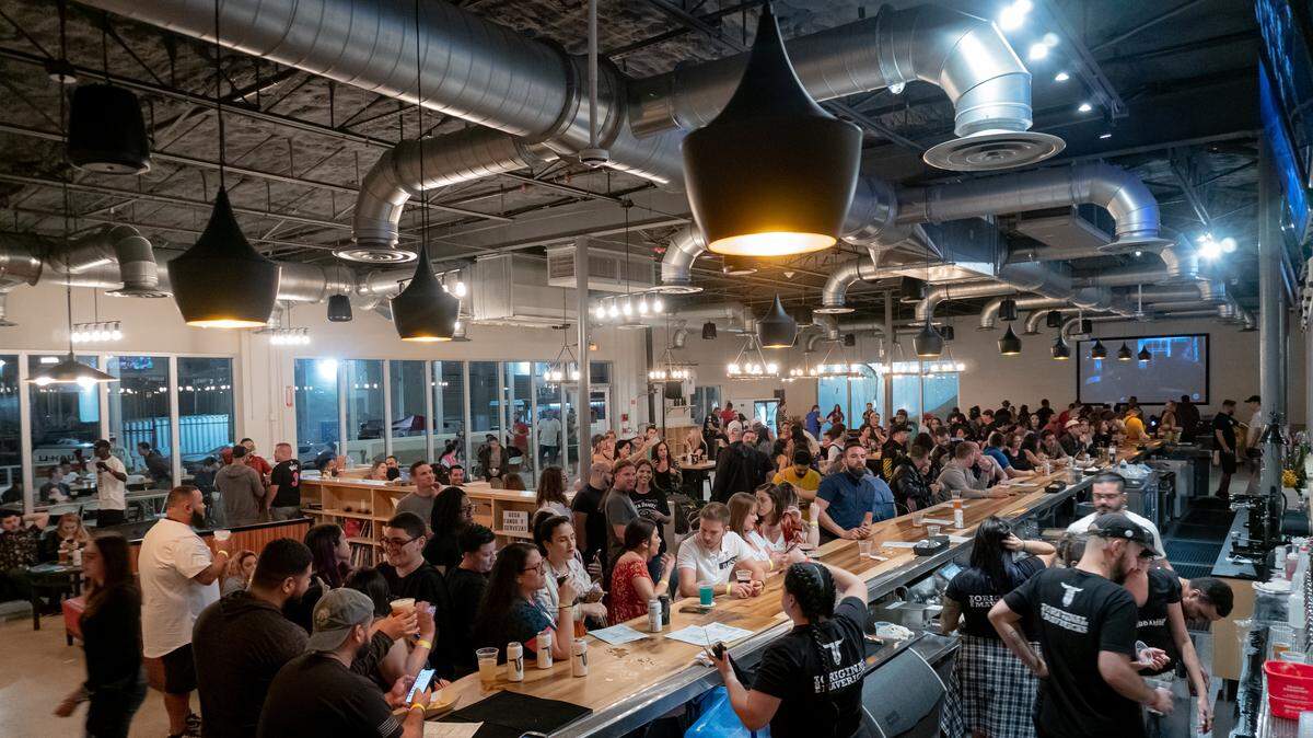 Aficionados a la cerveza artesanal acudieron en masa a Unbranded Brewing Company en Hialeah cuando abrió en 2020. Ahora está cerrando.