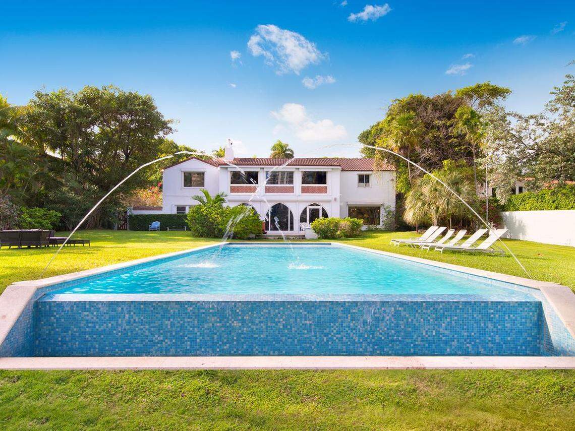 Photo of the infinity pool at the Miami Beach villa where "Jersey Shore: Family Vacation" was filmed.