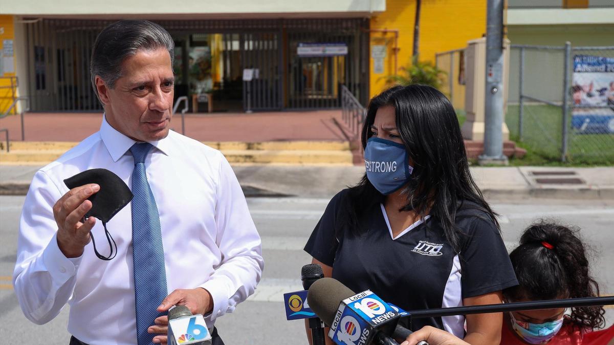El superintendente escolar de Miami-Dade, Alberto Carvalho destaca la importancia del ponerse la mascarilla y vacunarse, junto a la presidenta del sindicato de maestros de Miami-Dade, Karla Hernández Mats (centro)  y su hija Naomi Mats, de 7 años.