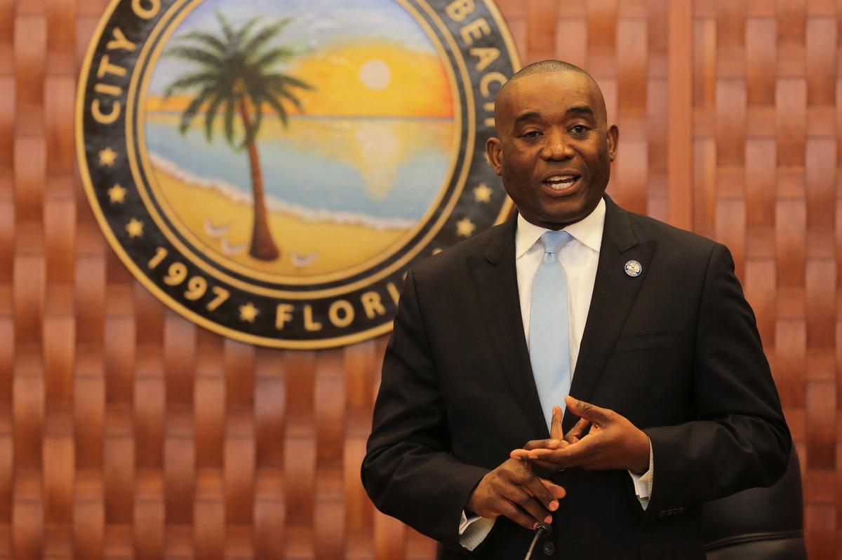 El comisionado de Miami-Dade Jean Monestime ha representado al Distrito 2 desde 2010, pero dejará el cargo en noviembre debido a los límites de mandato.