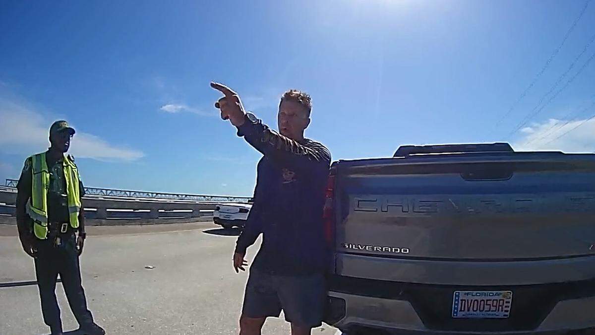 El agente de Immigration and Customs Enforcement (ICE) Scott Deiseroth habla con agentes de la oficina del sheriff del Condado Monroe durante una detención por conducir bajo la influencia del alcohol en el puente de Bahia Honda el miércoles 13 de agosto de 2025. Durante la parada, Deiseroth cuestionó la ciudadanía estadounidense de uno de los policías involucrados en su arresto, preguntando si era haitiano. 