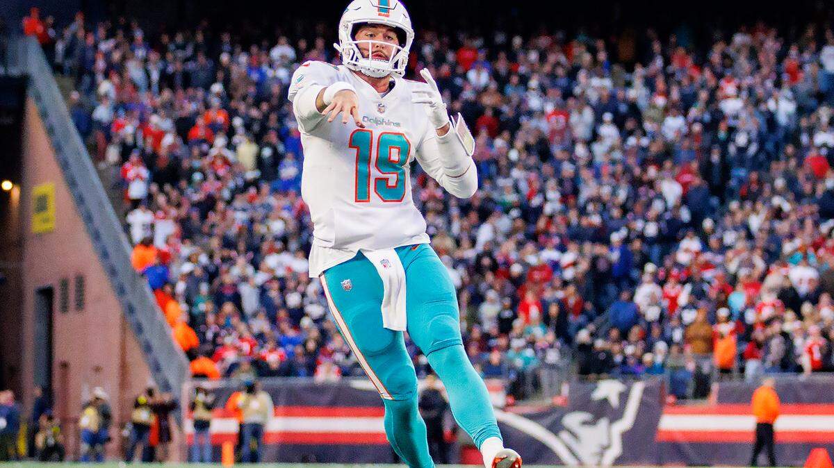 Miami Dolphins quarterback Skylar Thompson (19) throws a touchdown pass to teammate Dolphins tight end Mike Gesicki (88) during fourth quarter of an NFL football game against the New England Patriots at Gillette Stadium on Sunday, January 1, 2023 in Foxborough, MA.