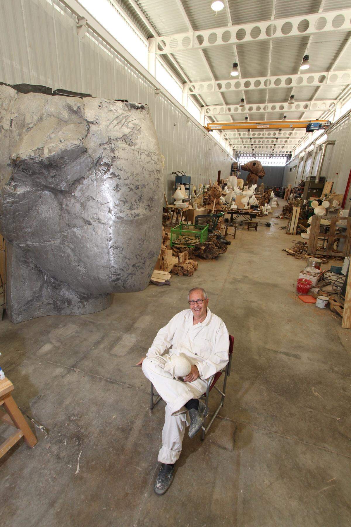 Spanish artist Manolo Valdés will exhibit a series of sculptures throughout parks in Doral .