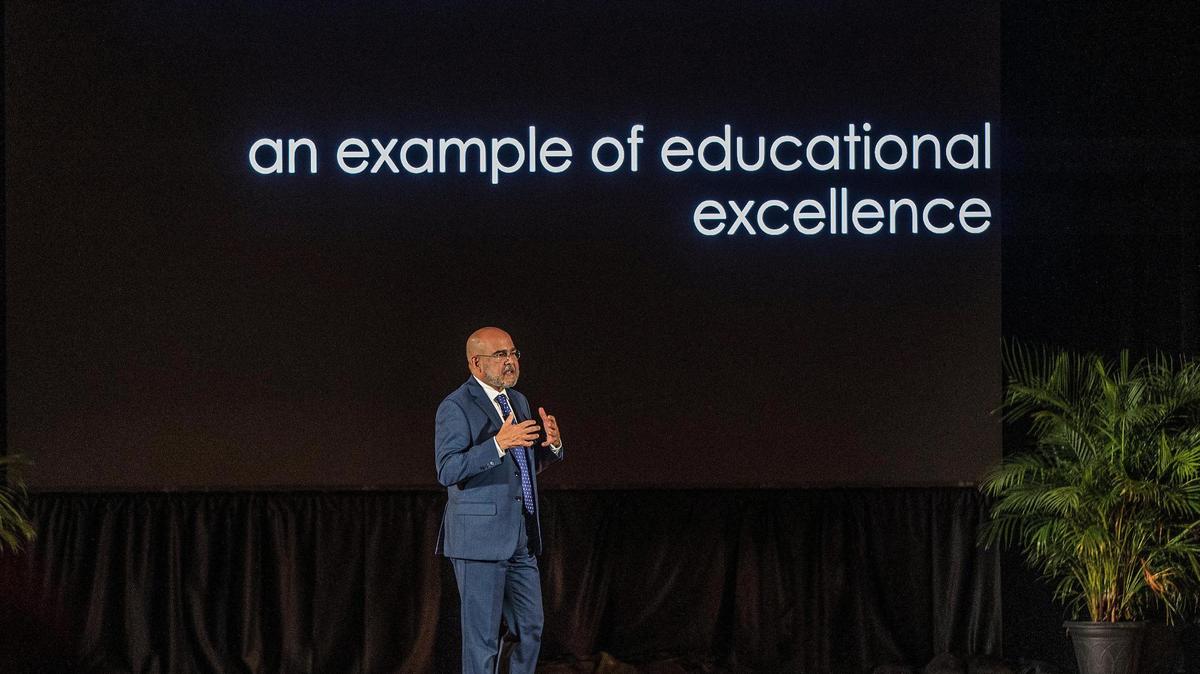 El superintendente escolar José Dotres habla durante su primer evento de Apertura de Escuelas del Distrito de Escuelas Públicas del Condado de Miami-Dade, celebrado en la Preparatoria Miami, en Miami el 5 de agosto de 2022. El lunes, 24 de octubre.