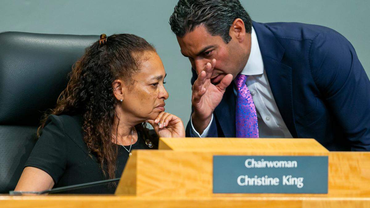 La comisionada Christine King 
y el alcalde Francis Suárez hablan durante una reunión especial en el Ayuntamiento de Miami en Coconut Grove, Florida, el jueves 28 de abril de 2022. La reunión se celebró para discutir la propuesta del Miami Freedom Park.