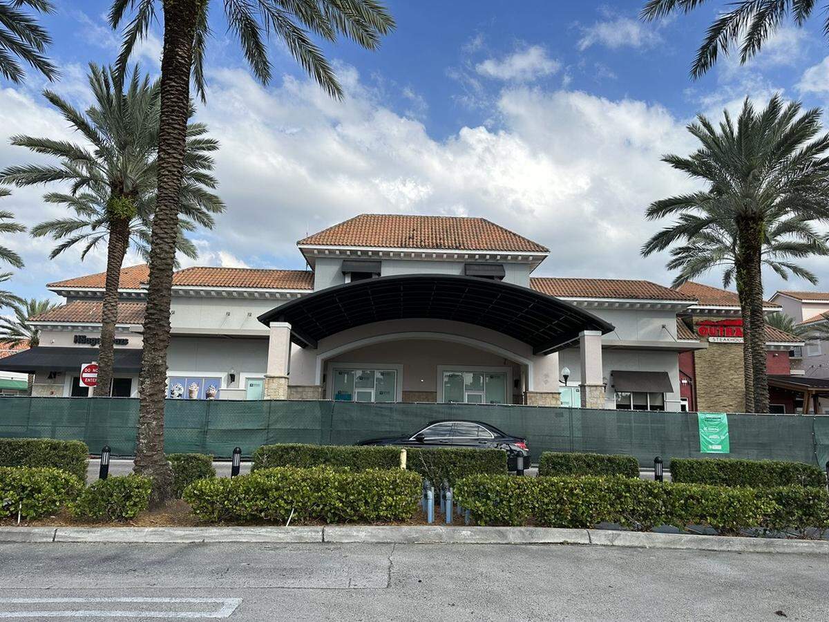 La Boulangerie Boul'Mich, una panadería artesanal francesa con un toque latino, se unirá a The Palms at Town and Country Mall en la ubicación entre Outback Steakhouse y Dick's Sporting Goods en el verano de 2024. Ese lugar lleva vacío desde que cerró un Corner Market hace más de cinco años. Esta parte del centro comercial estuvo cerrada a finales de los 80 y principios de los 90.