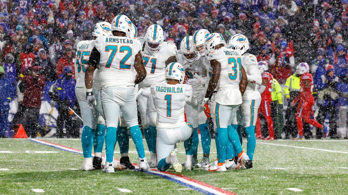 El quarterback de los Miami Dolphins, Tua Tagovailoa (1), señala la próxima jugada en el encuentro de la NFL contra los Buffalo Bills en el Highmark Stadium el 17 de diciembre de 2022 en Orchard Park, Nueva York.