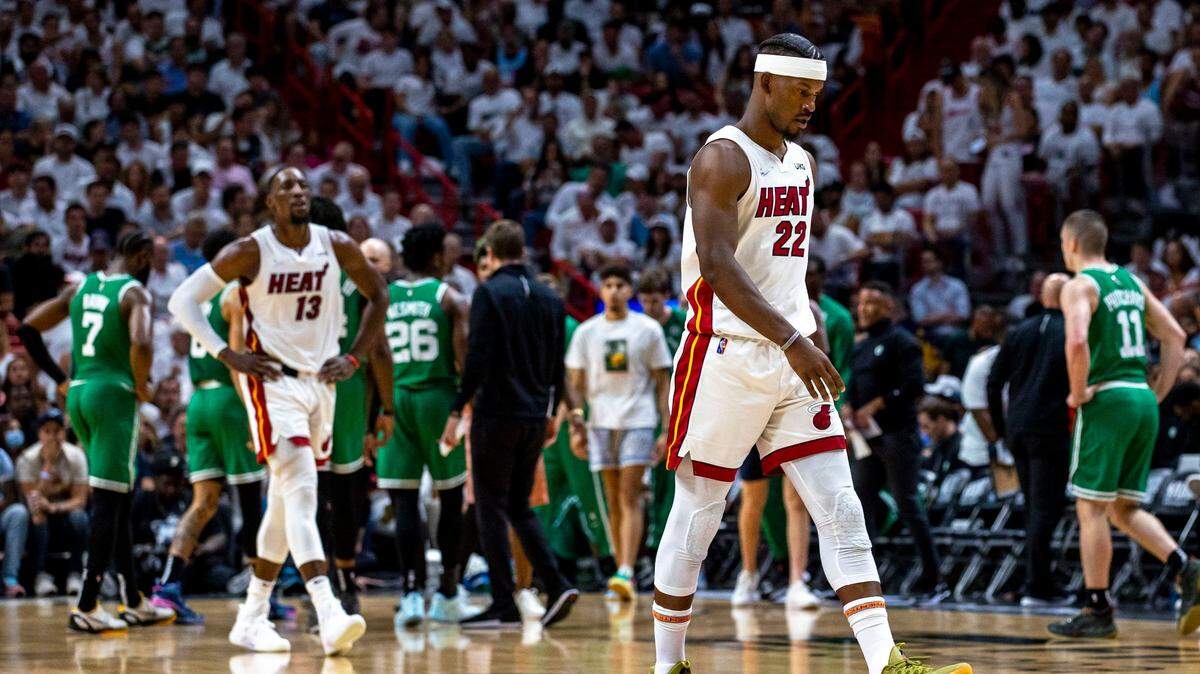 El delantero del Heat, Jimmy Butler (22), sale de la cancha después de que se pidiera un tiempo muerto durante el segundo cuarto del Juego 1 contra los Celtics en la Final de la Conferencia Este de la NBA, el 17 de mayo de 2022, en el FTX Arena de Miami.
