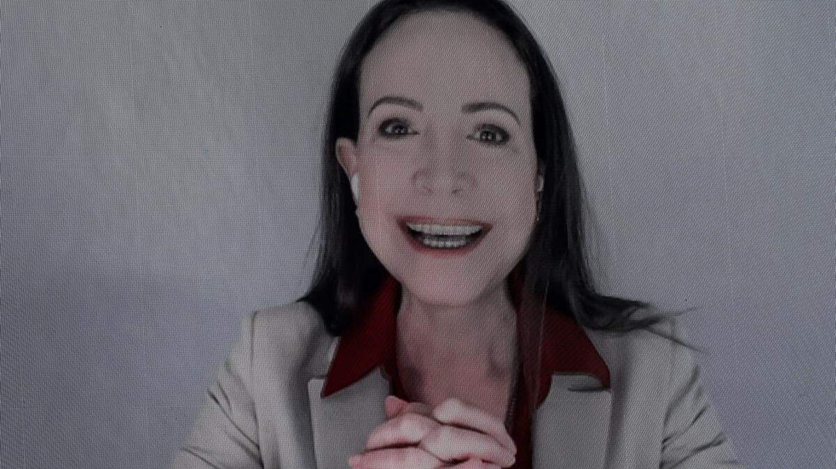 María Corina Machado, ganadora del Premio Nobel de la Paz 2025, en video durante el Foro Empresarial Estadounidense en el Centro Kaseya en Miami el 5de noviembre de 2025.