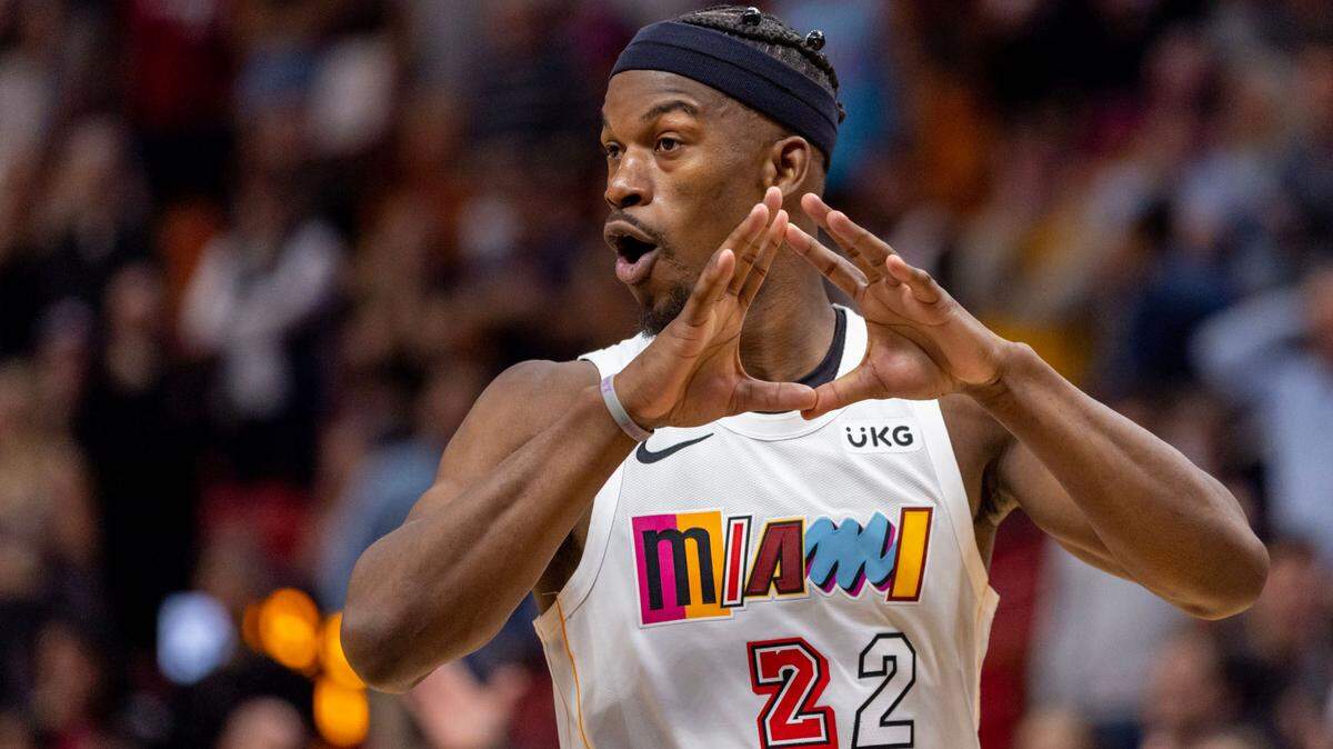 El delantero del Miami Heat Jimmy Butler (22) reacciona a una llamada durante el último cuarto de una NBA.