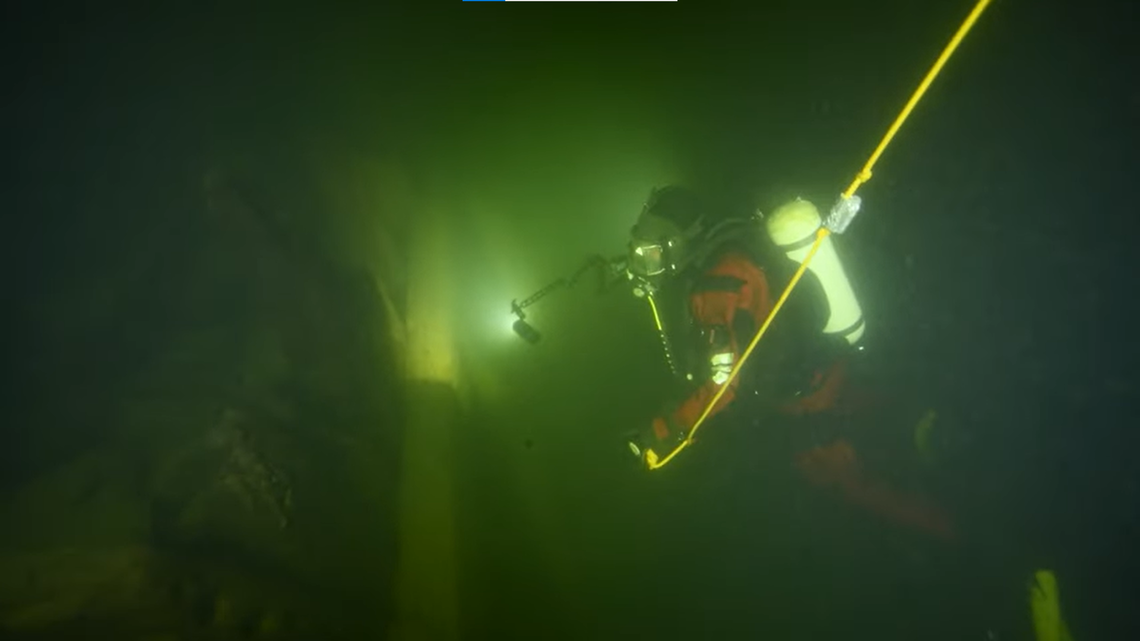 Marine archaeologists scuba diving off Vaxholm discovered the shipwreck of a 17th century Swedish warship, the Äpplet, deliberately sunk.