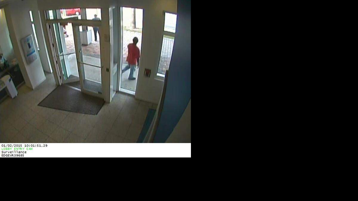 
The FBI is looking for the man who robbed a Citibank branch in Miami Friday morning.
