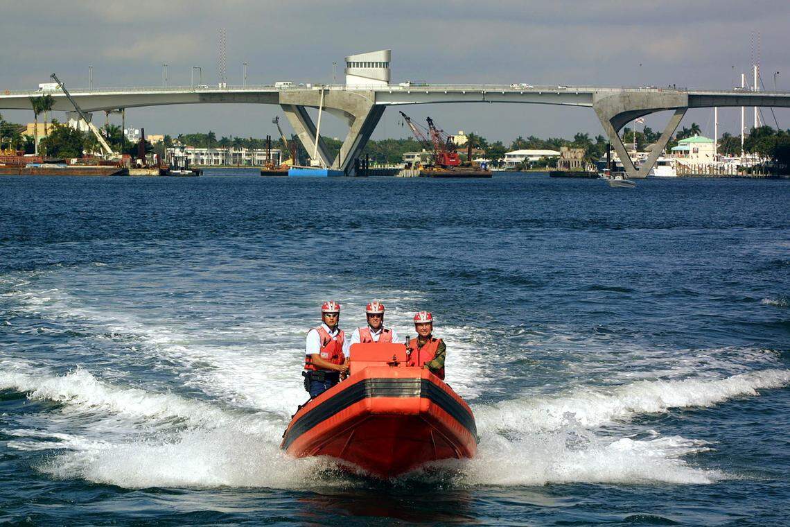 FOR BROWARD -- 01/03/02 -- SENATOR BOB GRAHAM WORK DAY AS PORT SECURITY -- MIAMI HERALD STAFF PHOTO BY CHUCK FADELY -- Senator Bob Graham, right, joins U.S. Coast Guard officer Michael Tanner, at helm, and Seaman Jonathan Becker in a rigid hull inflatable from the USCG Cutter Gannet as they patrol the waters of Port Everglades. Senator Bob Graham spent Thursday morning, January 3, 2002 working security for Port Everglades. He joined U.S. Customs agents in searching containers and then patrolled the waters of the port aboard the USCG Cutter Gannet.