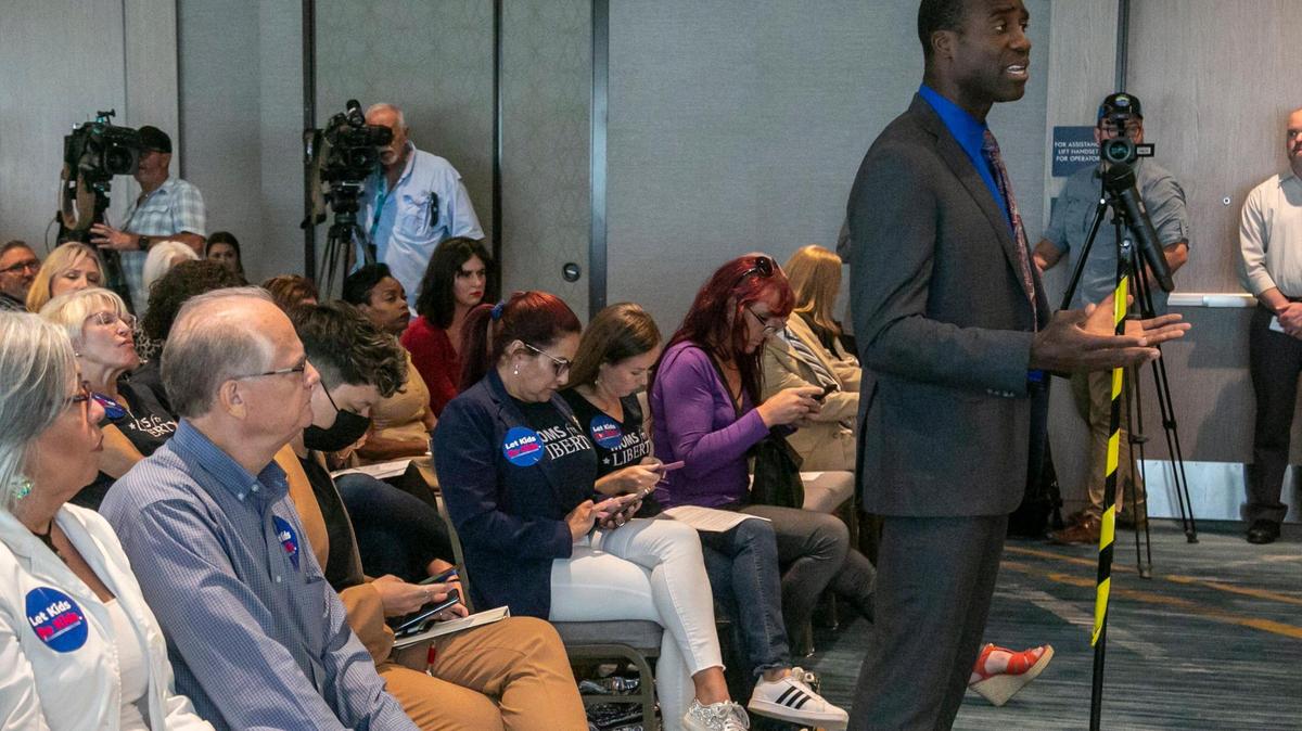 El doctor Joseph A. Ladapo, secretario de Salubridad de la Florida, se dirige a la Junta de Medicina estatal durante un debate relacionado con una norma propuesta por el gobierno de DeSantis, para prohibir que los médicos realicen operaciones de afirmación del género o bloqueo de la pubertad en menores. José A. Iglesias jiglesias@elnuevoherald.com
