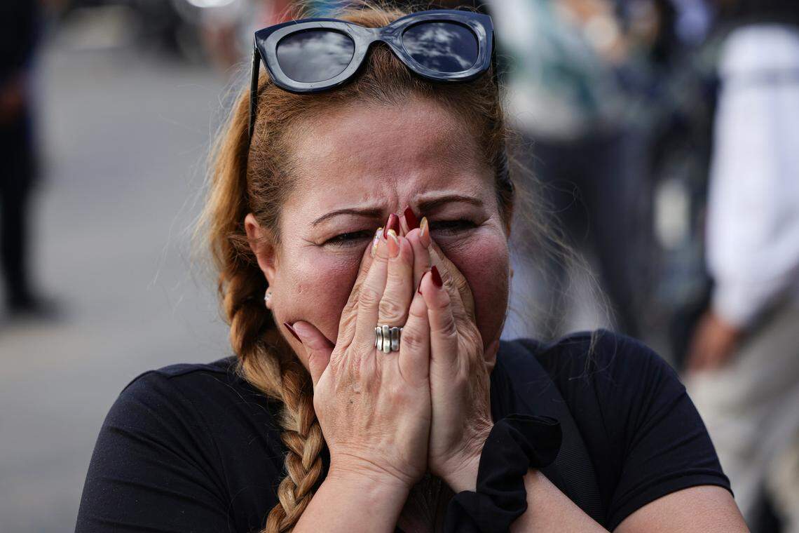 Atalí Cabrejo, madre de Juan Freites, coordinador del partido opositor Vente Venezuela en La Guaira, quien se encuentra detenido, hace un gesto frente a El Helicoide antes de la liberación de presos políticos el 8 de enero de 2026 en Caracas, Venezuela. 