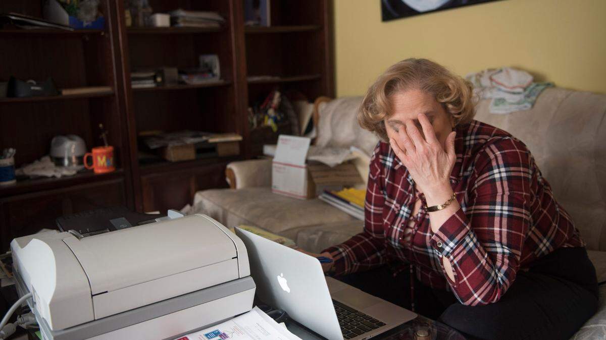 Mary Radnofsky, diagnosed with a rare form of leukoencephalopathy and in the early stages of dementia, tries to recall a recent phone conversation in her home on Friday, Jan. 18, 2019, in Alexandria, Va. Over a decade, the percentage of older Americans reporting serious problems with concentration, memory and decision making faced an “abrupt decline,” particularly among women, according to a new study. 