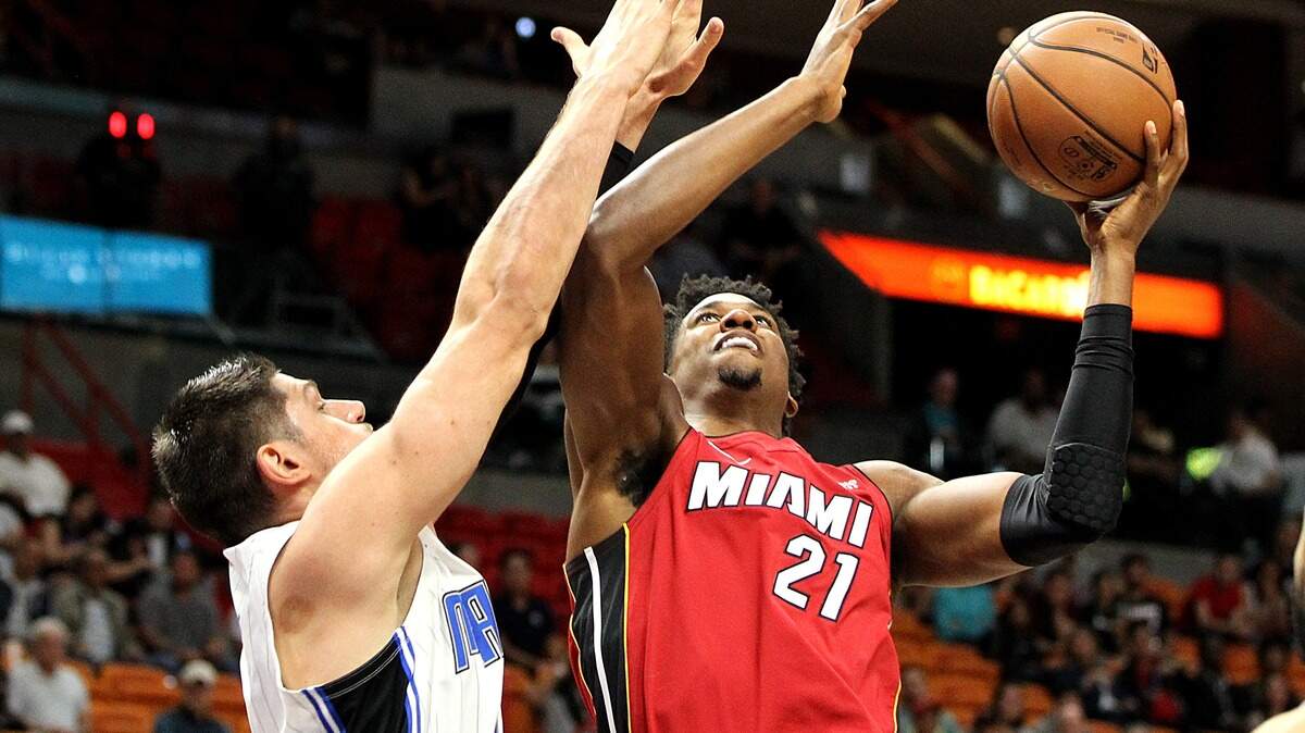 El centro del Heat Hassan Whiteside entra al aro frente al pívot del Magic Nikola Vucevic, el martes 4 de diciembre de 2018 en el American Airlines Arena de Miami.