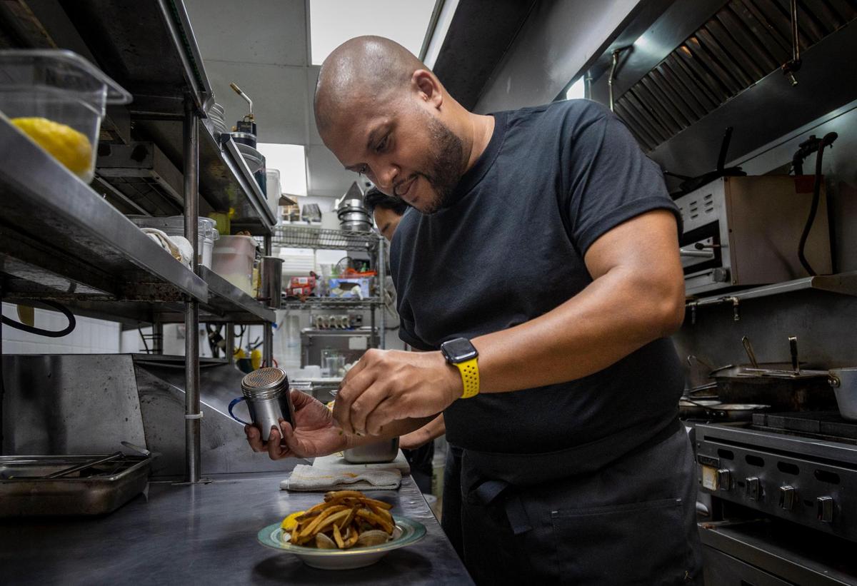 El chef Timon Balloo preparando sopa de almejas fritas en The Katherine, en Fort Lauderdale.