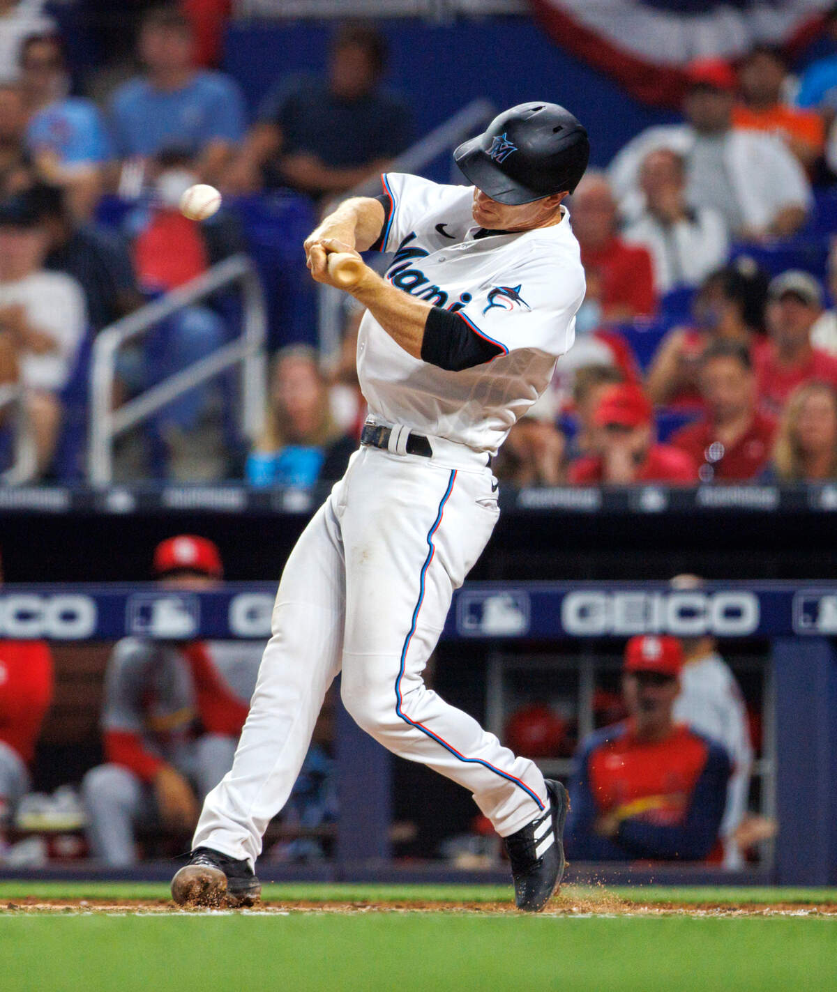 El tercera base de los Marlins Joey Wendle batea un hit en el cuarto inning del partido ante los Cardenales de San Luis, celebrado el 19 de abril de 2022 en Miami.