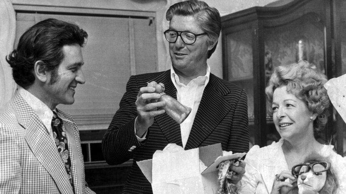 Ralph Renick, at center.