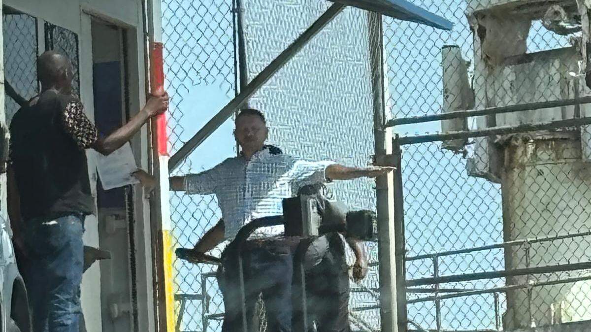 Carlos Della Valle, un ciudadano mexicano que ha vivido en Estados Unidos durante casi tres décadas, se entregó a las autoridades de inmigración para ser detenido.