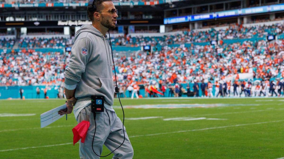 EL ENTRENADOR en jefe de los Miami Dolphins, Michael McDaniel, desaprovechando la oportunidad de llevar a los Dolphins a los anales de la historia de la NFL.