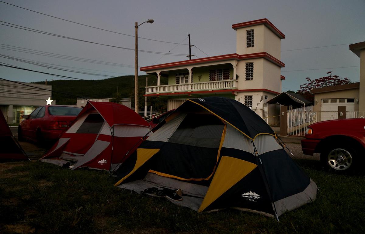 Integrantes de la familia Orengo, vecinos del poblado de Guayanilla, en la costa sur de Puerto Rico, pasaron la noche en tiendas de campaña en un campamento improvisado que han dado en llamar Campamento Estrella 68.