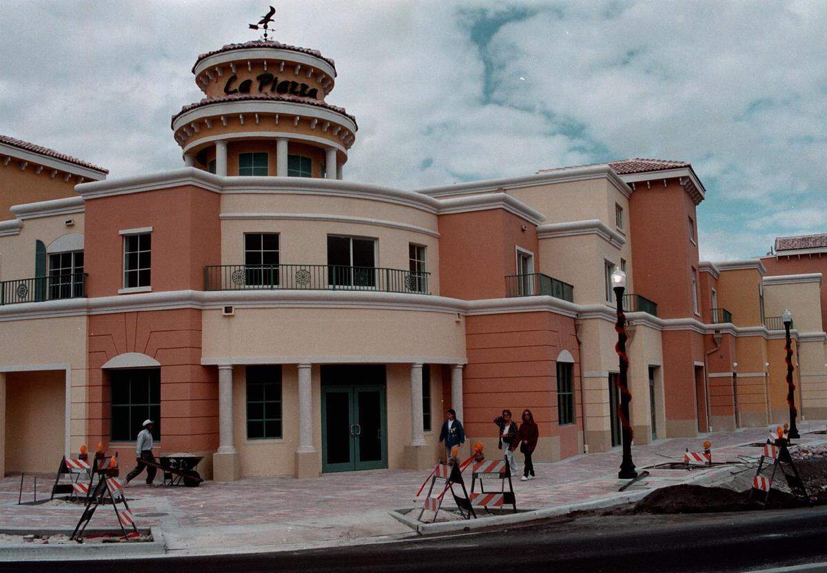 In 1999, workers put the finishing touches on the new La Piazza at Young Circle and Hollywood Boulevard, with stores and restaurants on the bottom and apartments above.