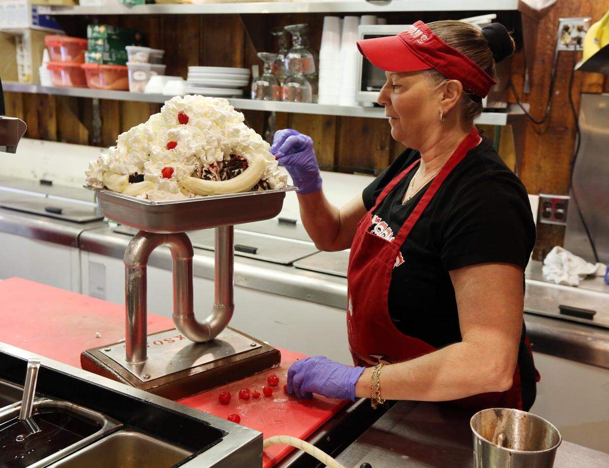Un helado tipo “fregadero de cocina” en Jaxson’s en Dania Beach.