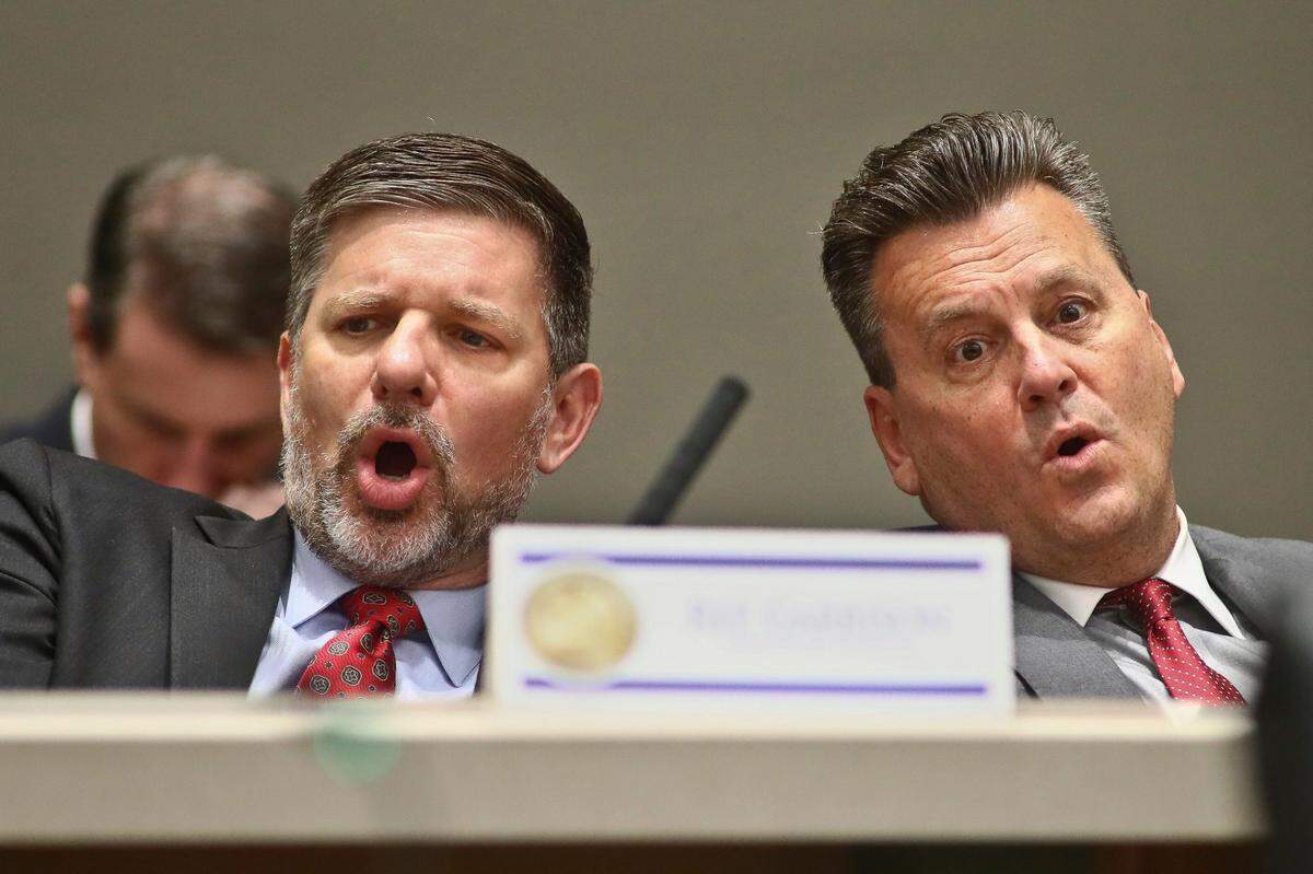 El representante Sam Garrison, republicano de Fleming Island, y el representante Fred Hawkins, republicano de St. Cloud, expresan su voto.