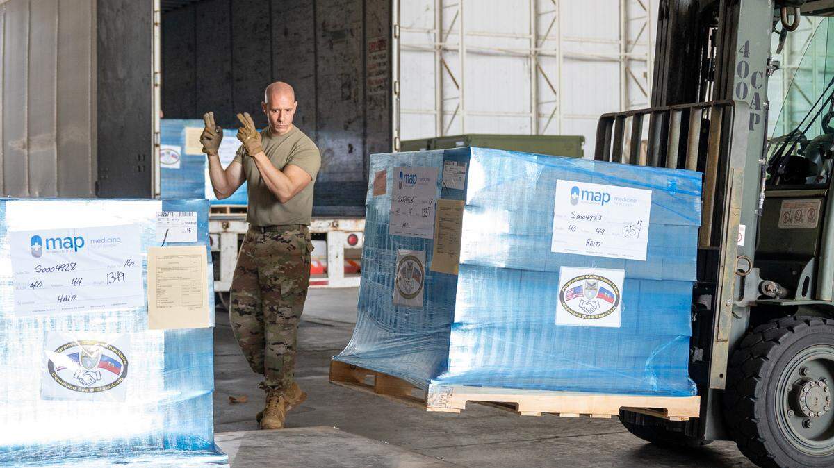 The U.S. Southern Command on Thursday, April 25, 2024, coordinated the second flight in two days into Toussaint Louverture International Airport, Port-au-Prince, Haiti with a humanitarian aid delivery ,marking an important step toward the resumption of flights into Haiti. The U.S. Air Force C-130 transported 20 pallets of oral rehydration fluid.