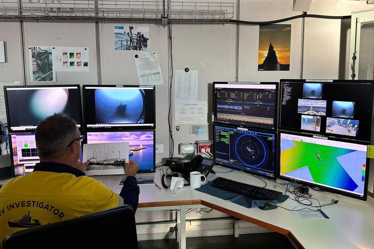 The underwater remote-controlled vehicle took photos and videos underwater, and measured the seafloor.