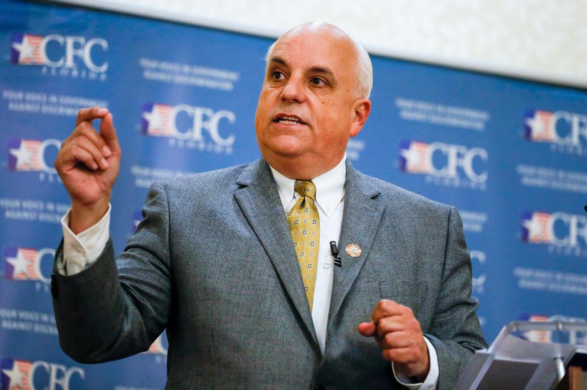 El fundador y director ejecutivo de Christian Family Coalition de la Florida, Anthony Verdugo, celebra el fallo de la Corte Suprema de Estados Unidos que anula el caso Roe vs. Wade durante el Desayuno de Candidatos y Triunfos Legislativos de Miami-Dade en el Intercontinental Hotel en Doral, Florida, el sábado 25 de junio de 2022.
