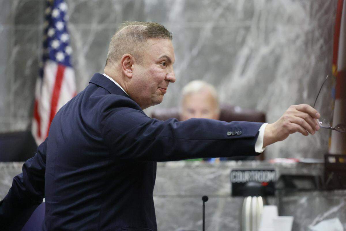 Richard Diaz, attorney for Jose Mateo, argues Florida’s Stand-Your-Ground statute before Judge Ernest A. Kollra on Friday, Aug. 22, 2025. Mateo was one of four Miami-Dade officers charged with manslaughter in the case stemming from the death of UPS driver Frank Ordonez, who was shot by police during a shootout with his kidnappers. On Thursday, Kollra dismissed the charge against Mateo, citing the Florida law.