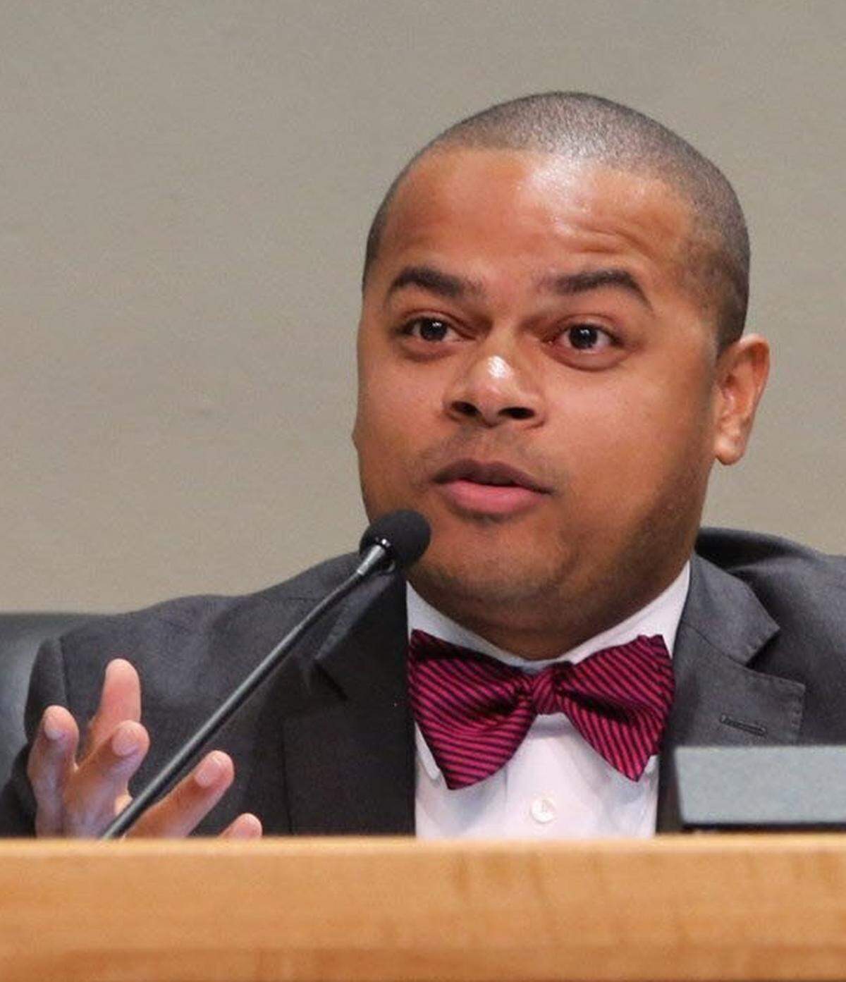 Miami Commissioner Miami Keon Hardemon takes part in a 2014 commission meeting.