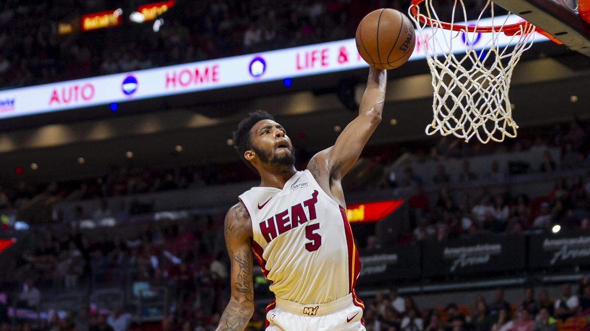 El delantero del Heat Derrick Jones Jr. (5) clava el balón ante los Hawks el 4 de marzo en Miami.