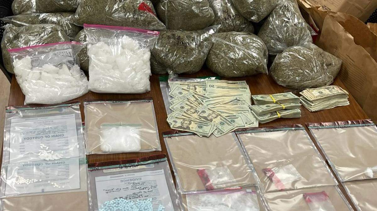 Policías del Condado Charlotte, junto con los equipos SWAT de los Condados Charlotte y Collier, encontraron unas seis libras de metanfetamina junto con fentanilo, oxicodona, cannabinoides sintéticos y otra parafernalia de drogas en una casa de Ohara Drive, el 9 de agosto de 2022, según un reporte de arresto. Policía del Condado Charlotte.
