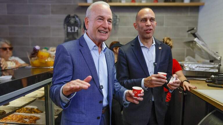Hakeem Jeffries visits Miami bakery with Eliott Rodriguez to boost House campaign