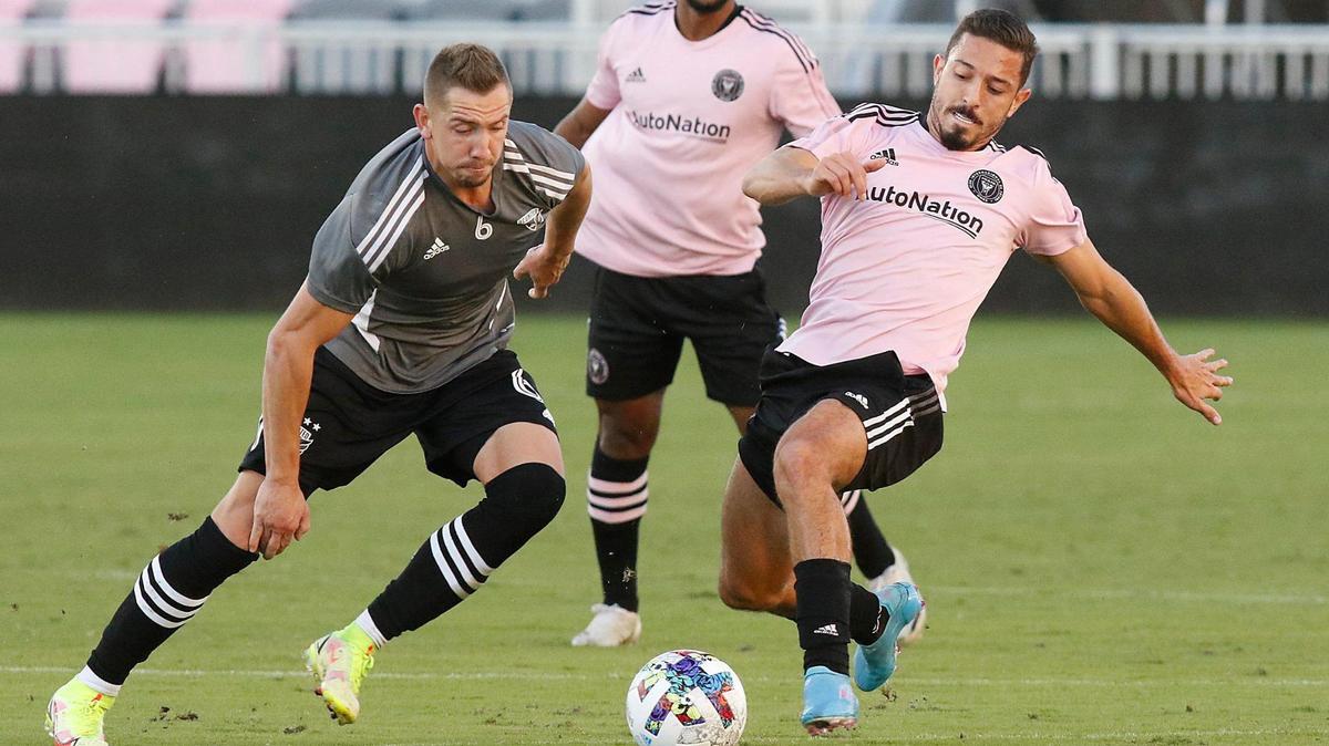 Inter Miami CF Jean Mota midfielder (on the right) tries to take control of the ball during soccer game against DC United on Saturday, January 29, 2022 at DRV PNK Stadium in Fort Lauderdale. Andrew Uloza / for THE MIAMI HERALD