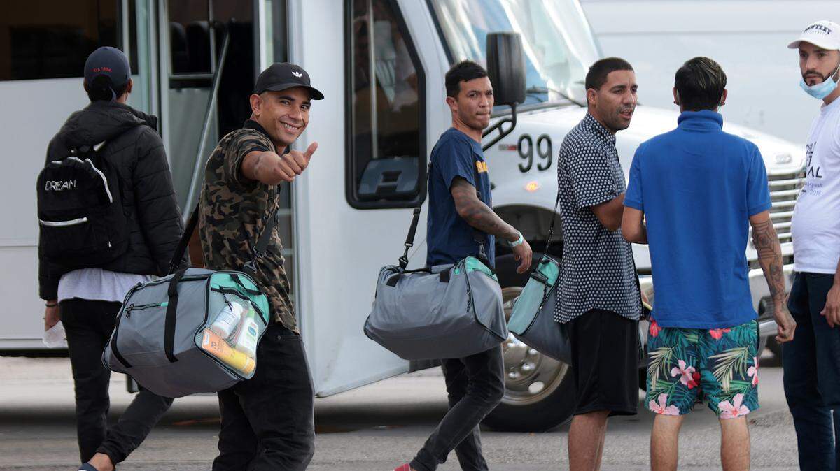 Jesús Guillén, segundo desde la izquierda, levanta el pulgar mientras sube a un autobús frente a un hotel de San Antonio el 20 de septiembre, donde se quedó esperando un vuelo fletado por Vertol, que finalmente se canceló. La empresa compró su bolsa de viaje y se la dio para preparar el vuelo.