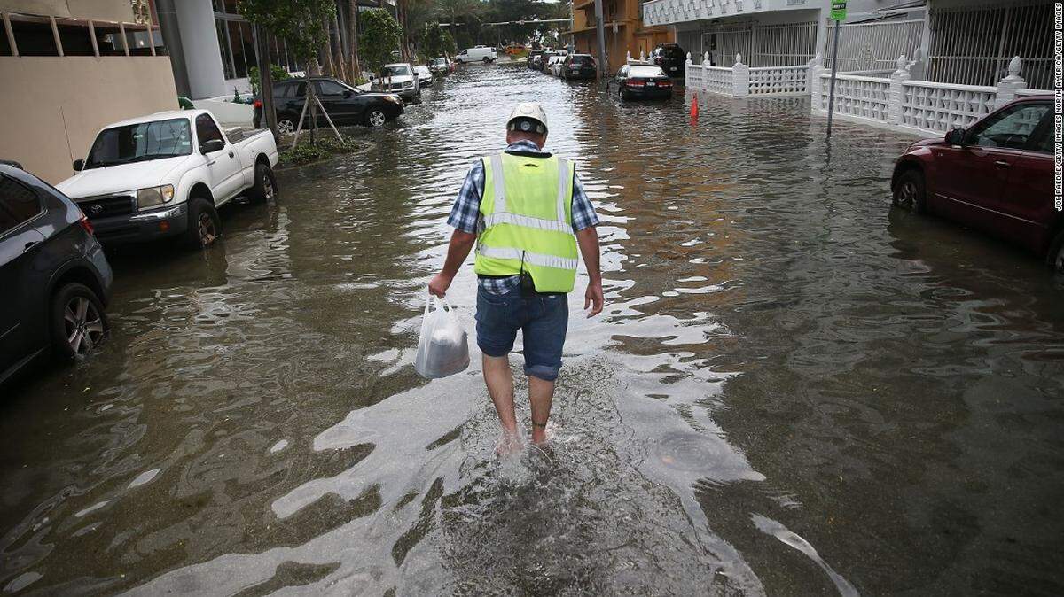 Un hombre camina por una calle inundada de agua en Miami Beach, en esta foto de archivo.