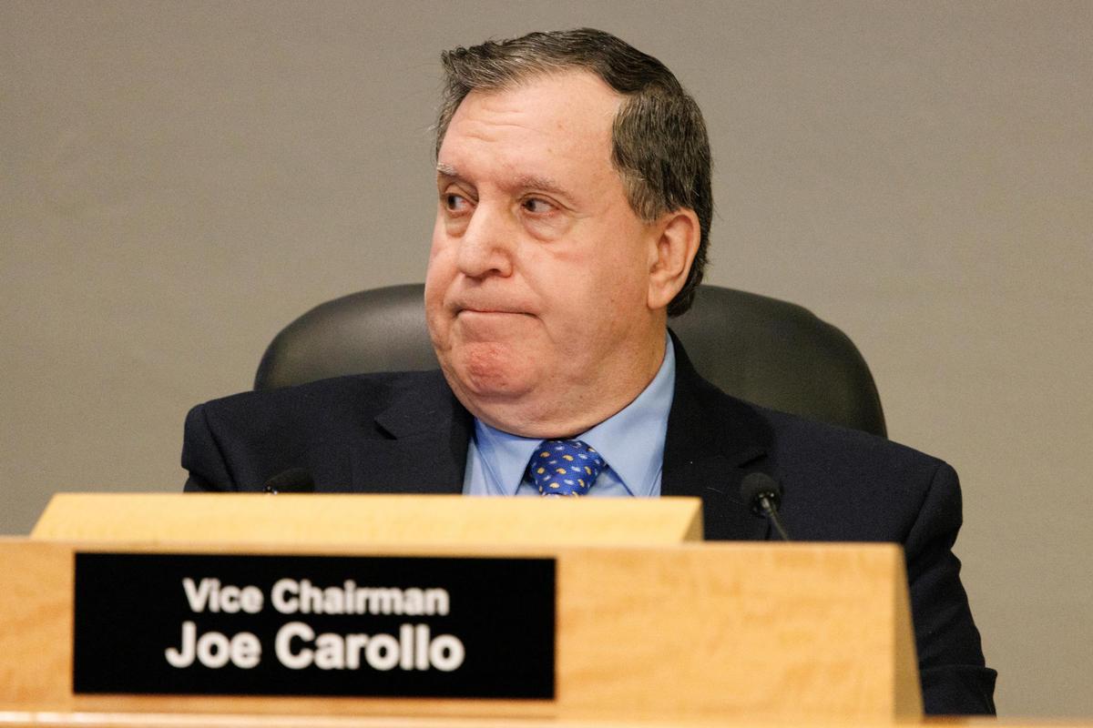 El vicepresidente Joe Carollo hace una mueca durante una conversación en una reunión de la Comisión de Miami el martes 15 de octubre de 2024, en el Ayuntamiento de Miami.