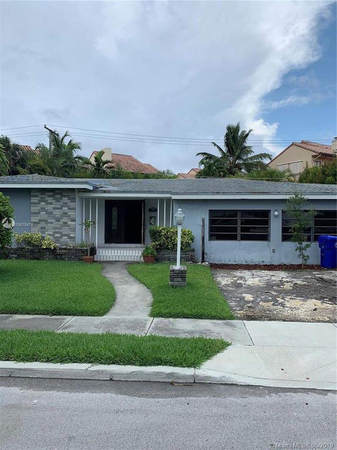 Esta casa en 3530 Crystal View Court en Coconut Grove entró en ejecución hipotecaria después de que un cliente de KMTG invirtió dinero en sus reparaciones.