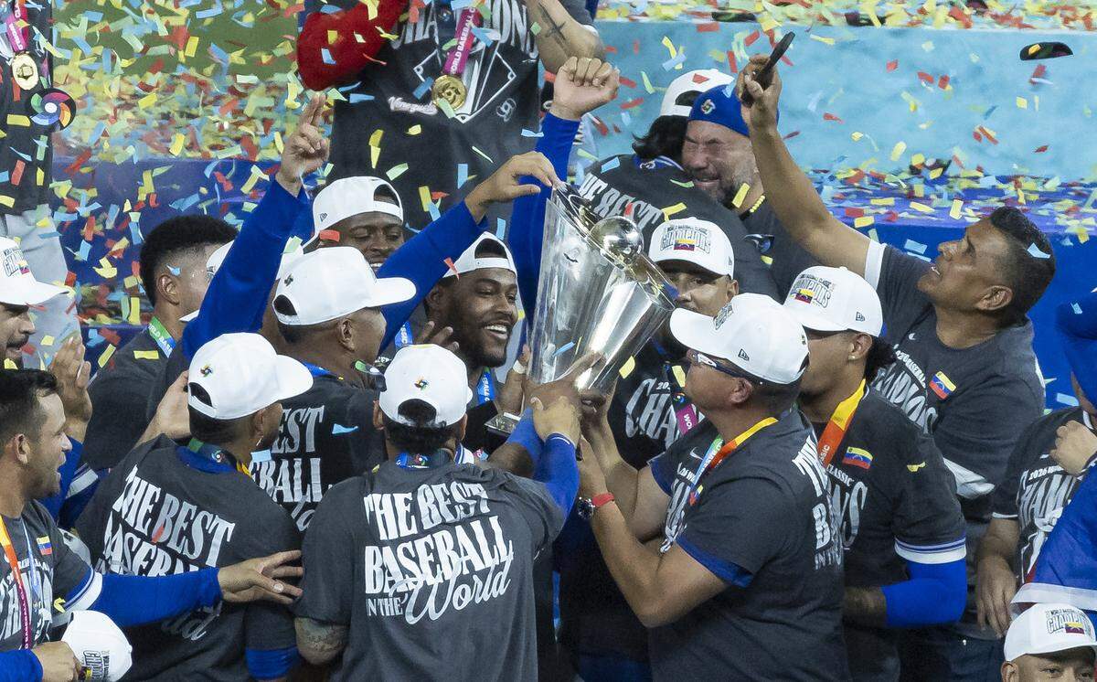 Los jugadores de Venezuela celebran tras ganar su primera corona en el Clásico Mundial de Béisbol, el 17 de marzo de 2026 en Miami.