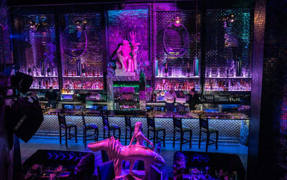 Una escultura de Poseidón reina sobre el bar en el Wet, en Brickell.