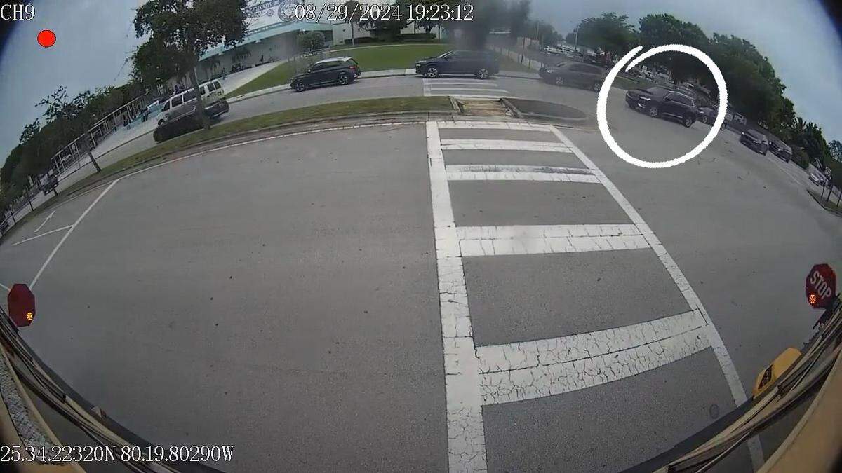 Una captura de pantalla del auto de Robert Strongarone, marcado con un círculo en la esquina superior derecha, que figuraba en su Notificación de Infracción de BusPatrol. En la captura de pantalla se aprecia claramente que su coche circulaba por el lado opuesto de una calle con una mediana elevada.