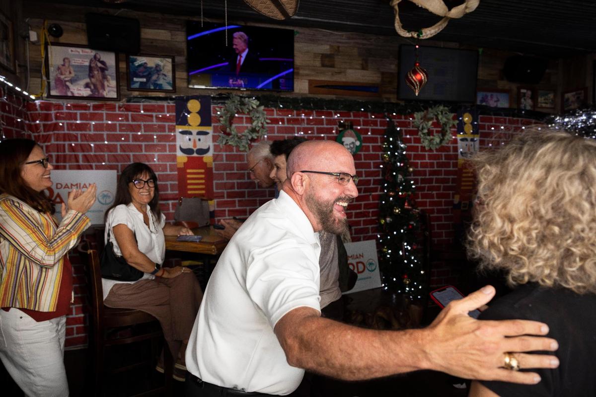 Damián Pardo llega a su fiesta de observación, el martes 7 de noviembre de 2023, en Flanigan's en Bird Ave. Pardo y la actual comisionada Sabina Covo estarán en una segunda vuelta electoral.