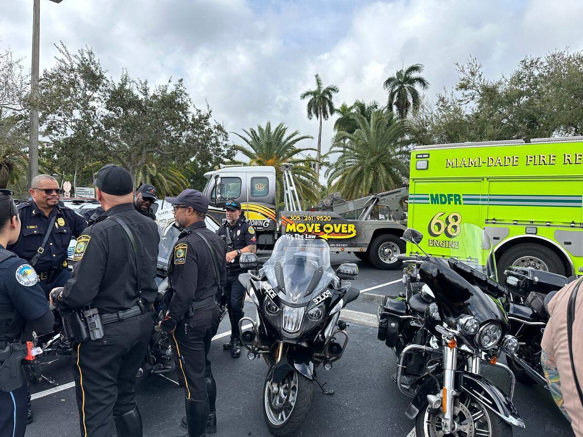 Agentes de la Patrulla de Carreteras de la Florida, junto con socios de seguridad incluyendo el Departamento de Transporte de la Florida y el Departamento de Bomberos y Rescate deMiami-Dade y otros equipos de primera respuesta se reunieron en el estacionamiento junto a los vehículos de emergencia marcados con el nuevo logotipo Move Over en una conferencia de prensa en la sede de la Tropa E de la FHP en Miami, como parte del mes de concienciación de la Ley Move Over, el 24 de enero de 2024.