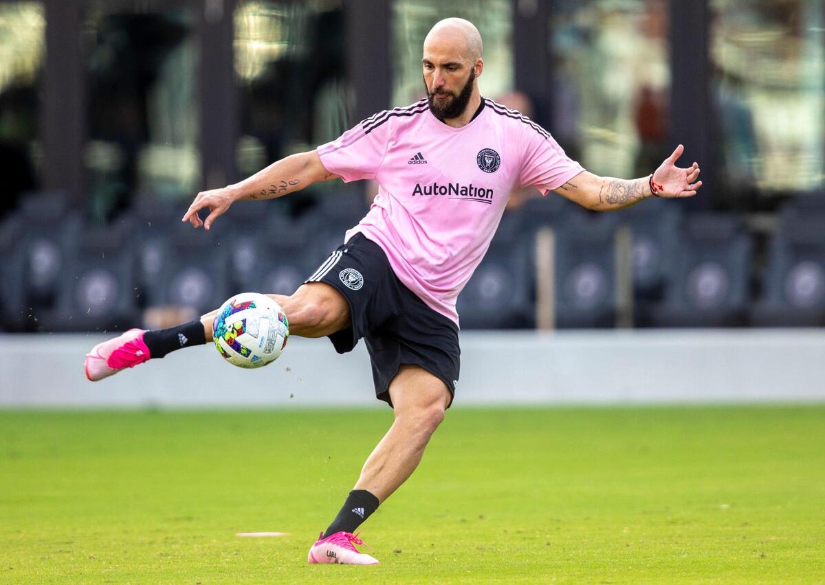 El delantero del Inter Miami, Gonzalo Higuaín, golpea la pelota durante los ejercicios en una sesión de entrenamiento abierta en el estadio DRV PNK en Fort Lauderdale, Florida, el 5 de febrero de 2022.