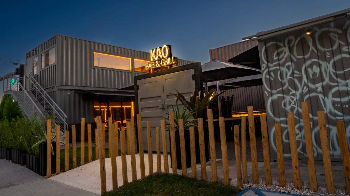 KAO Bar & Grill, un restaurante argentino instalado en contenedores de transporte, abrirá en Hallandale Beach, cerca de Aventura.